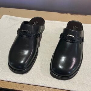 Brand New in Box Artiva Leather Mules Size 8M (Made in Spain)